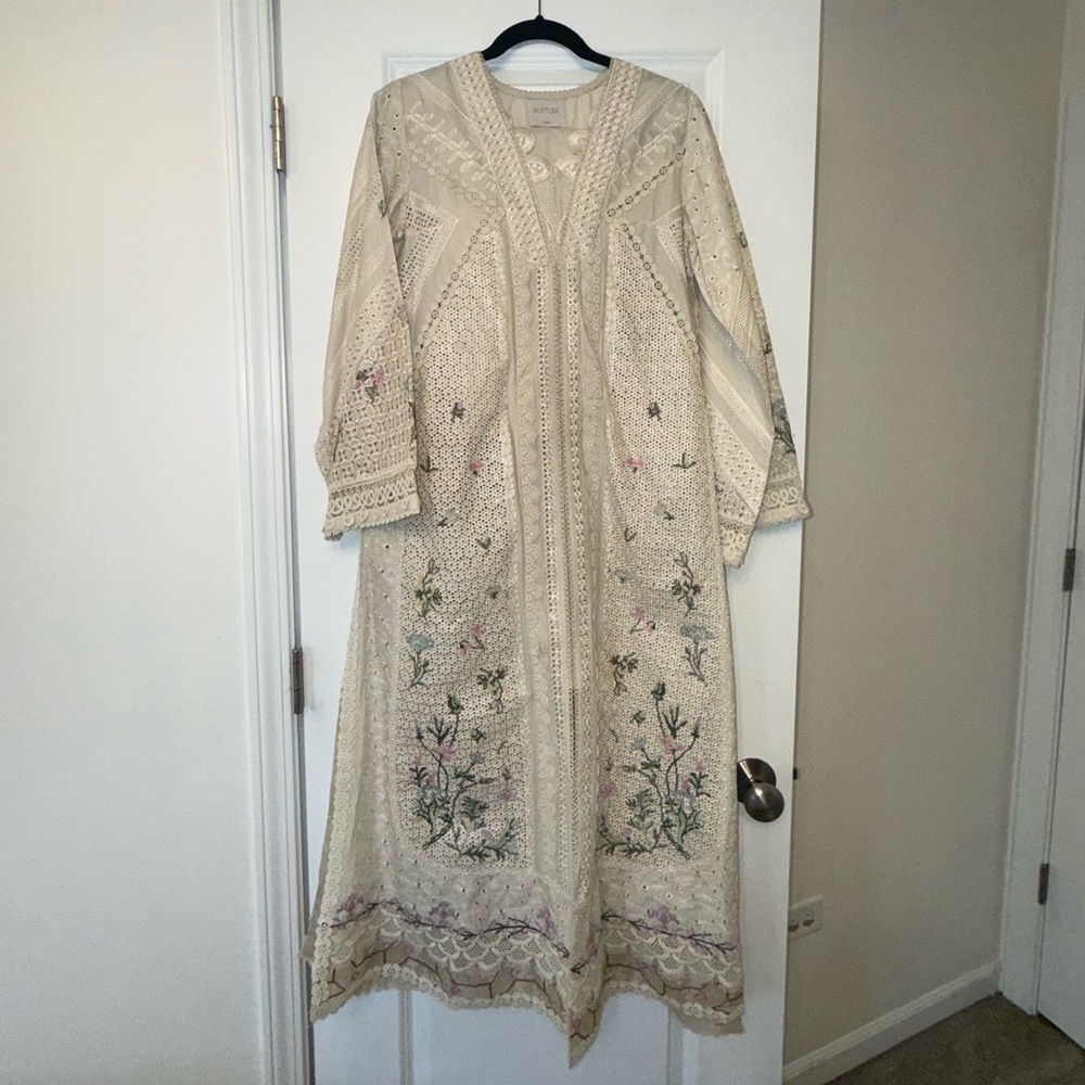 Elegant Cream Embroidered Women Kurta - Picture 2 of 7